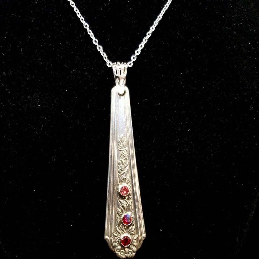 Vintage International Silver Co. 1936 "Viceroy" pattern pendant necklace with pi